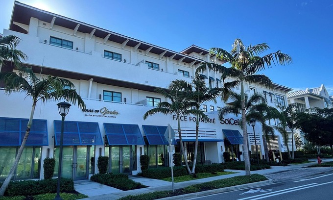 Old Naples Condominio | 2 bed 2 bath Downtown Naples Beach Condo 2 Blocks to Fifth Avenue New Building!