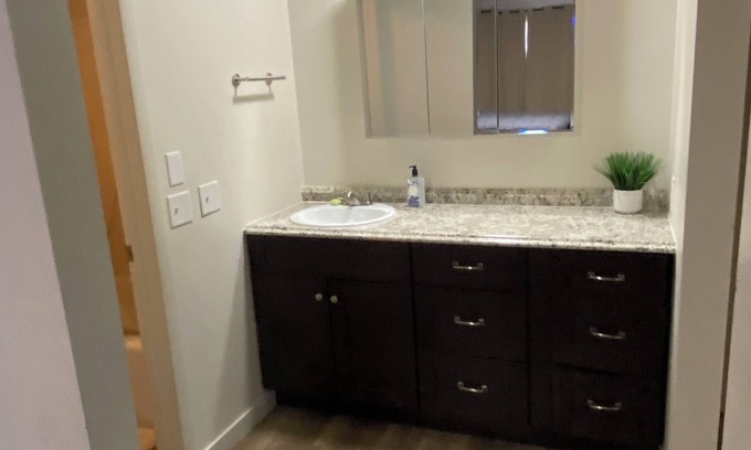 Green River Apartamento | 2-bed 2-bath family friendly apt in lovely Green River will sleep 7.