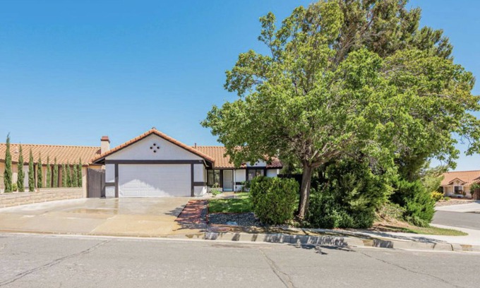 Palmdale Casa | 2 bed 2 bath home