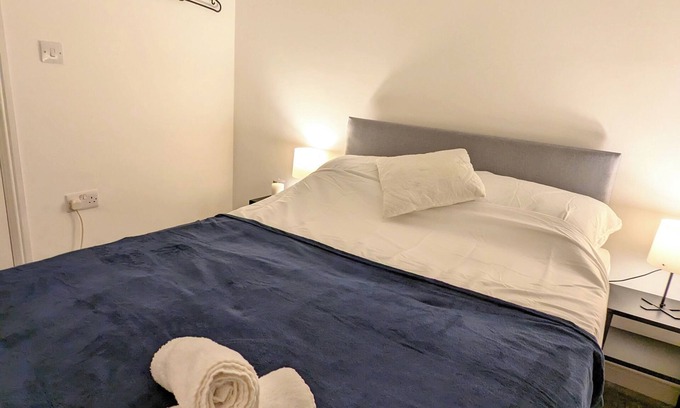 Colchester Casa | 2 bed 2 bath maisonette in Colchester with Parking and Wi-Fi