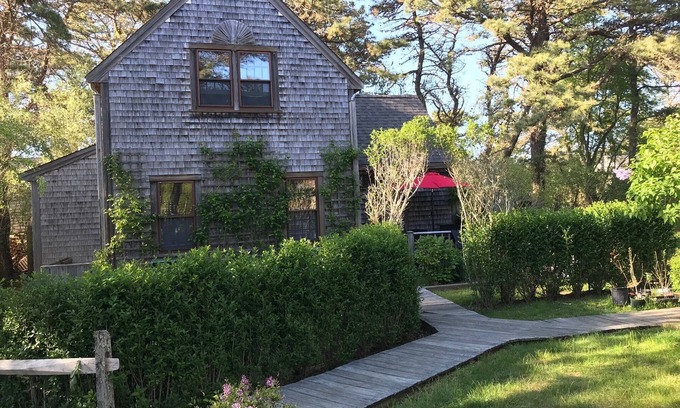 Eel Point Cabaña | Octubre en Nantucket Comfy Cottage - Corto paseo a la playa, perros OK!