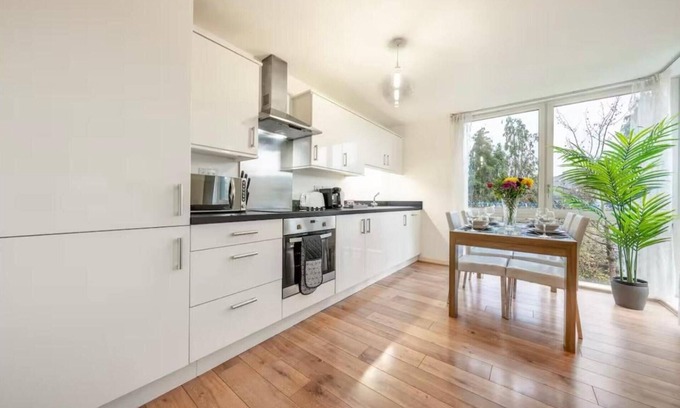 London Borough of Hounslow Apartamento | 2 Bed-2 Bath-sleeps 6-free Parking-free Gym Access -wifi