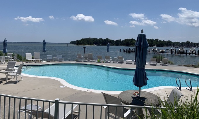 Deltaville Condominio | 2 bed 2 bath waterfront condo w a pool