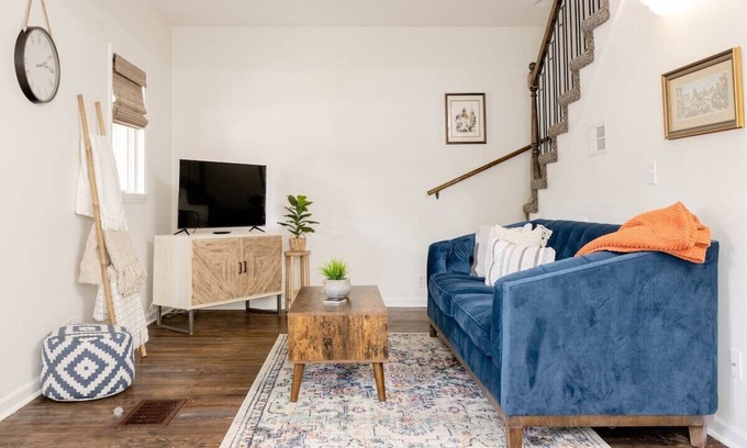 West Plaza Casa | 2 bed, 2 bath West Plaza House, yard, parking!