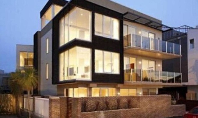 Elwood Condominio | 2 Bed 3 Bath Right on the Beach WOW. Great Value.