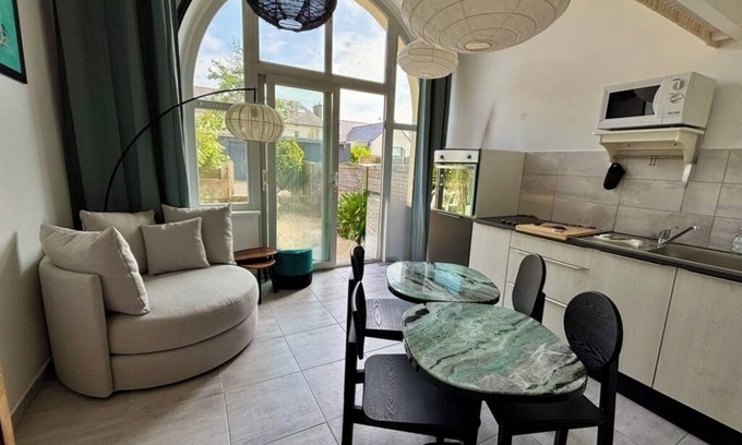 Carantec Apartamento | 2-bed apartment with private terrace - 50m from beach and GR34. Dogs welcome.