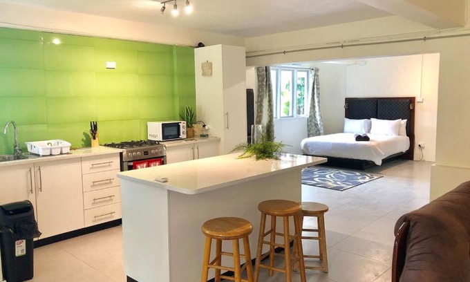 Suva Apartamento | 2 Bed Apartment with Pool - Williamson House