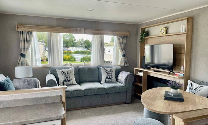 Ampney Crucis Cabina | 2 Bed Caravan - Sleeps 5, Free Parking, Wifi