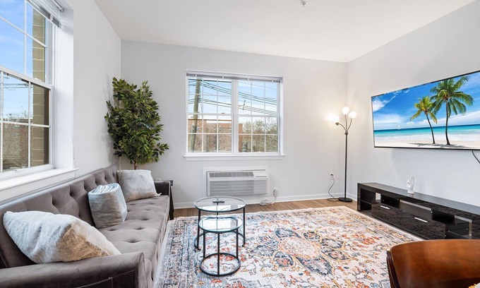 Hackensack River Waterfront Condominio | 2 Bed Condo with Gym and Laundry Minutes from NYC