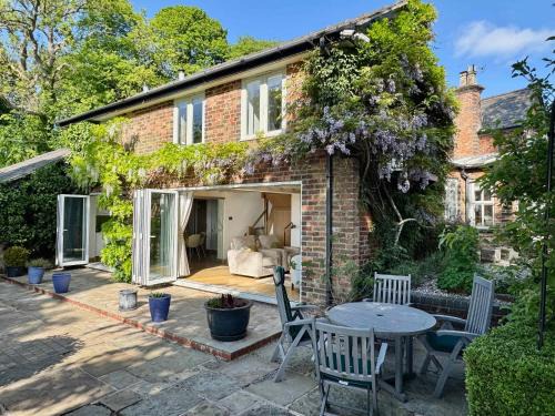 Macclesfield Casa | 2-Bed Cottage Garden Views near the Peak District