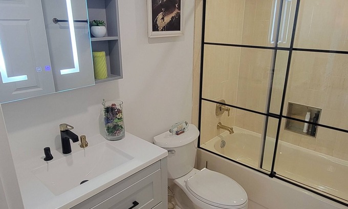 Downtown Mississauga Apartamento | 2 BED + DEN , 2 BATH spacious condo near Square one
