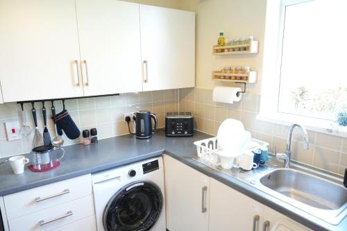Newark upon Trent Villa | 2-Bed Family House Nr Nottingham City Hospital, Arnold, Mansfield with Free WiFi