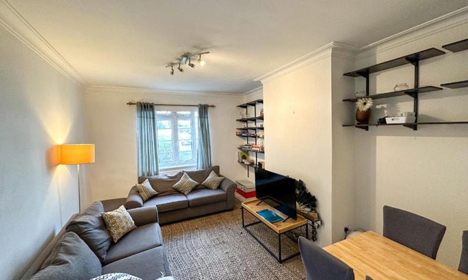 West Hendon Apartamento | 2 Bed Flat - short walk from Brent Cross Station