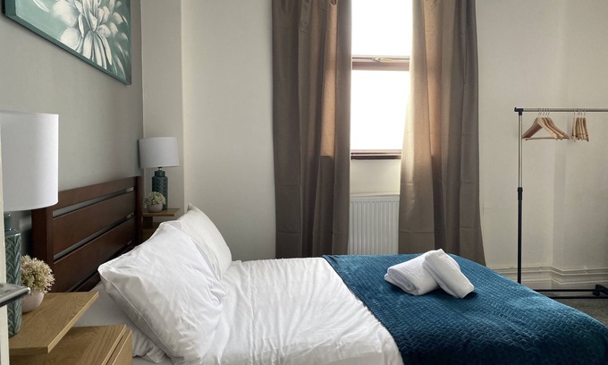 Cwmbrwla Apartamento | 2 Bed Flat - Sleeps 6 - Parking - Wifi