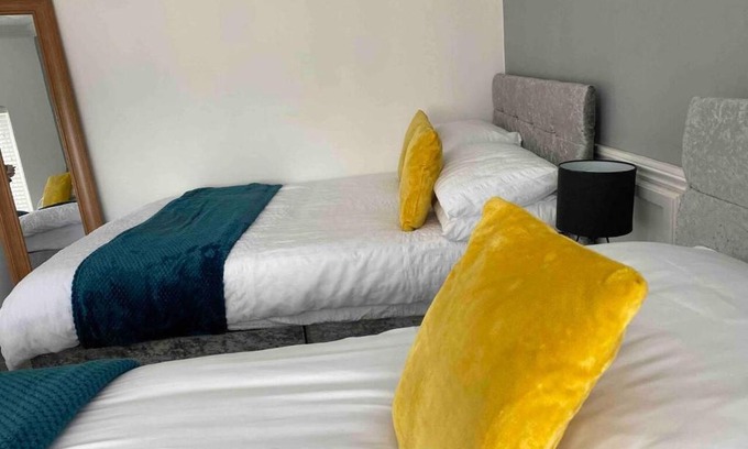 Cwmbrwla Apartamento | 2 Bed Flat - Sleeps 7 - Parking - Wifi