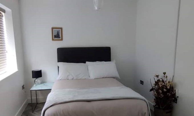 Birch Casa | 2 bed House Close to Middleton City Centre & Shops