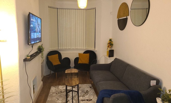 Manchester Casa | 2 Bed House - Sleeps 5 - Parking - Wifi