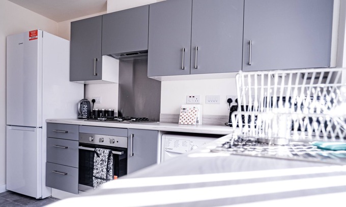 Salford Casa | 2-bed House With Canal View, Garden & Petsok