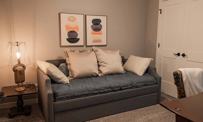 Loves Park Casa | 2 Bed house with Office and King Master Suite in Loves Park