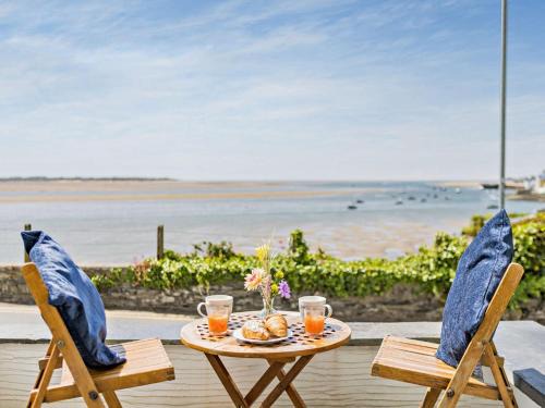 Aberdovey Casa | 2 Bed in Aberdovey DY011