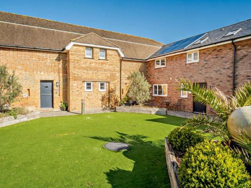 Newport Casa | 2 Bed in Newport 90244