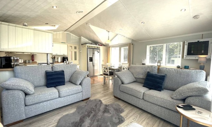 New Forest District Cabina | 2 Bed Lodge, Sleeps 4, Dog-Friendly