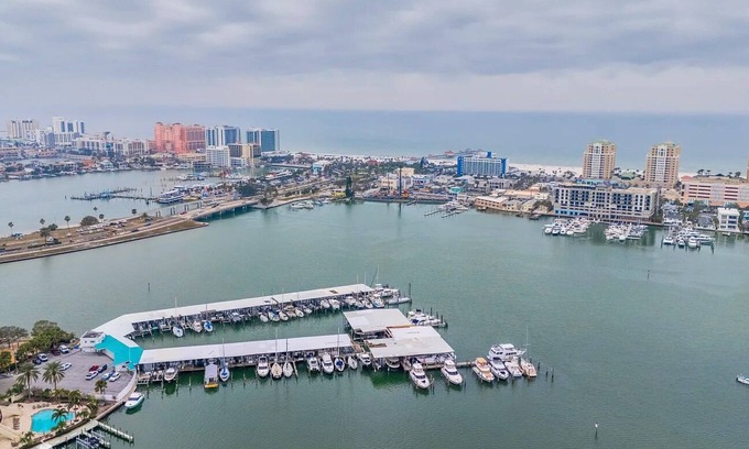 Island Estate Condominio | 2 bed one bath/furnished, laundry on site carport pool boat docks in clearwater