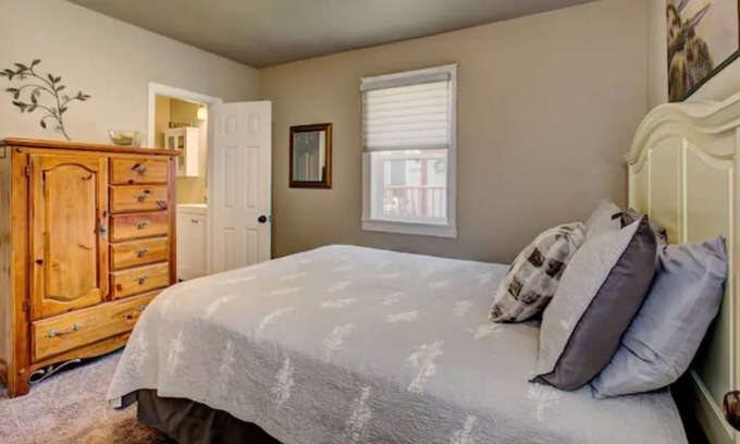 Depot Bench Casa | 2 bed Pet-Friendly in Great Central Boise location