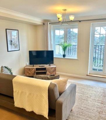 Basingstoke Apartamento | 2 Bed Serviced Apartment with Balcony, Free Parking, Wifi & Netflix in Basingstoke