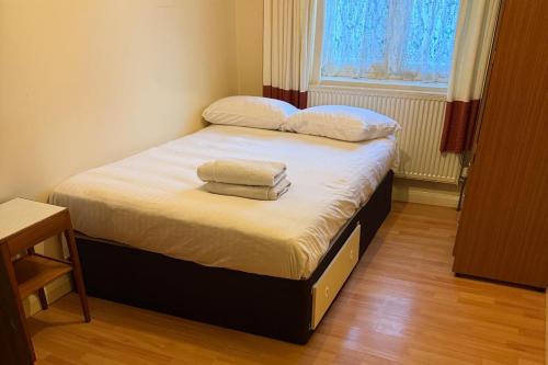 London Borough of Hounslow Apartamento | 2 bed-Sleeps 4-Private Patio-Pets-Near Heathrow