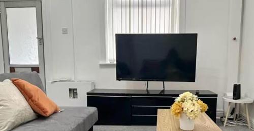 Ashton-under-Lyne Casa | 2-Bed - Sleeps 6 - Free Parking