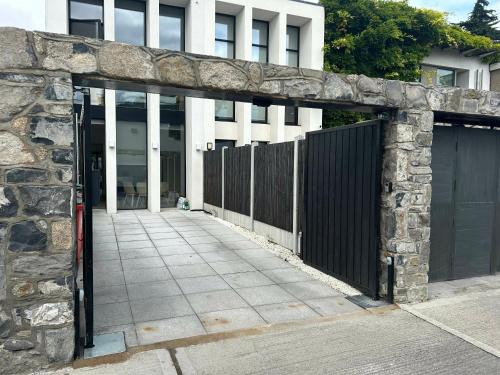 Ballsbridge Casa | 2-Bed Townhouse with Garden and Private Parking in D04