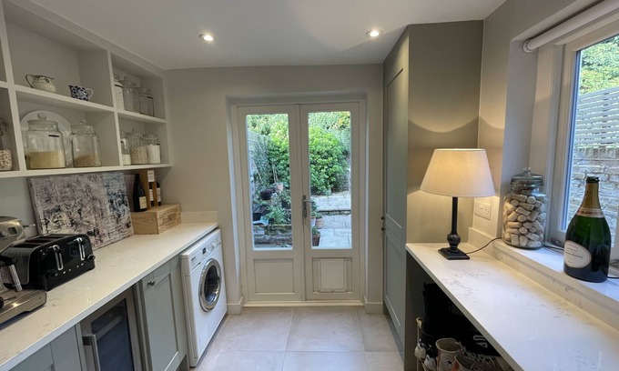Golborne Casa | 2 bed Victorian townhouse Queens Park, Westminster, 5 mins from Portobello rd