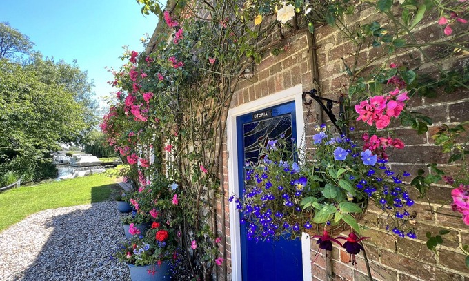 Stalham Cabaña | 2 bed waterside Victorian cottage with moorings & fishing