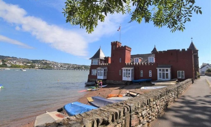 Shaldon Casa | 2 bed wing ON the beach in historic building. Quaint level seaside village.