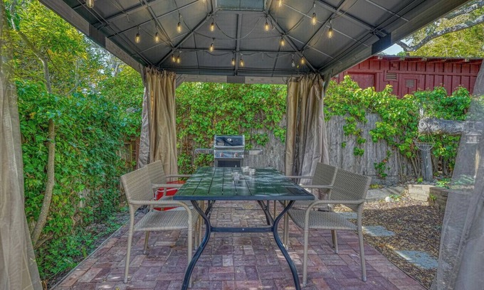 Northeast Carmel Casa | 2 bedroom ,1.5 bath Beach Cottage Close to Downtown Carmel