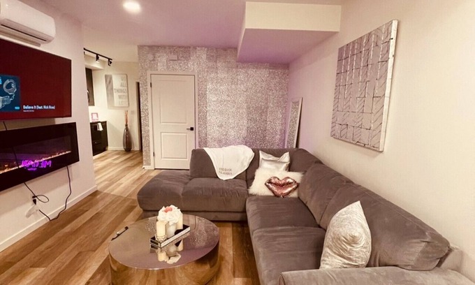 Fort Gary Condominio | 2 bedroom 1.5 bath entire condo + glitter wall + free parking
