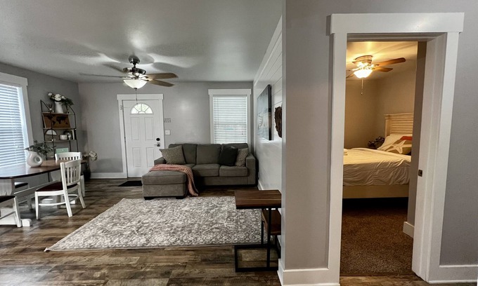 North Charleston Complejo | Cómoda habitación completa con baño compartido al borde del aeropuerto de Charleston