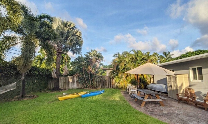 Middle River Terrace Casa | 2 bedroom, 1 bathroom home, 2 kayaks, around the corner from neighborhood dock