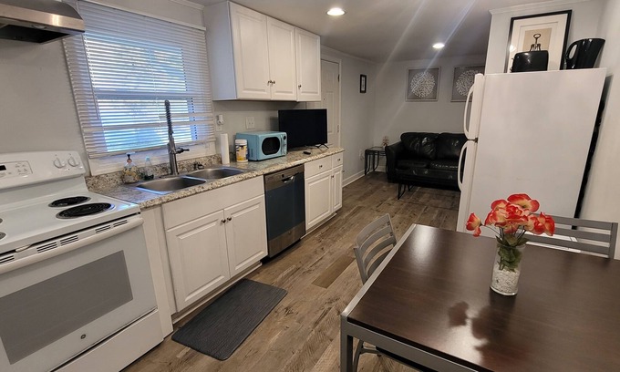 Apex Casa | 2 bedroom 1 bath. 8 minutes from Downtown Apex