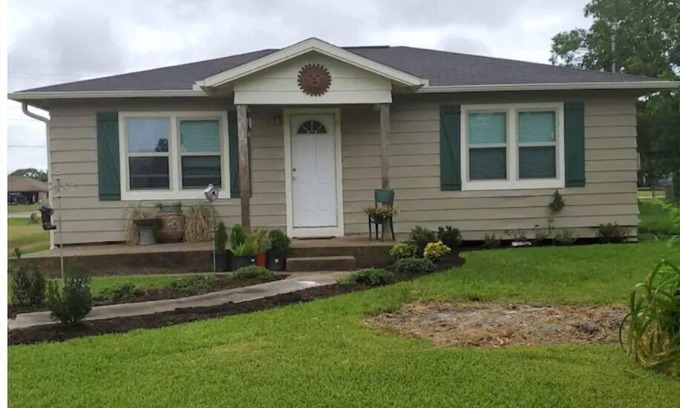 Markham Casa | 2 Bedroom,1 bath farm style house in Markham