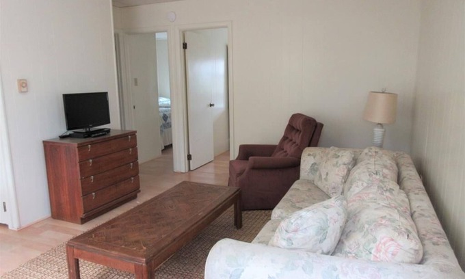 Ship Bottom Apartamento | 2 bedroom 1 bath oceanfront garage apartment in Ship Bottom