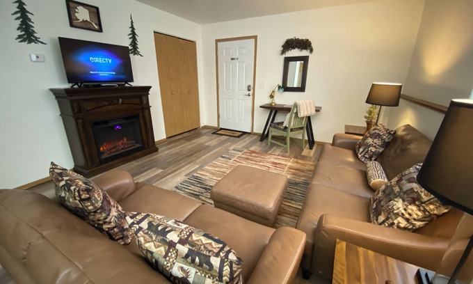 Ridgeway Apartamento | ¡Refugio tranquilo de 2 dormitorios y 1 baño cerca de la ciudad con vistas al bosque!