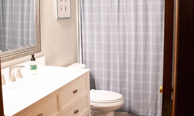 Bellevue Casa | 2 Bedroom, 1 Bathroom Convenient Green Bay Getaway