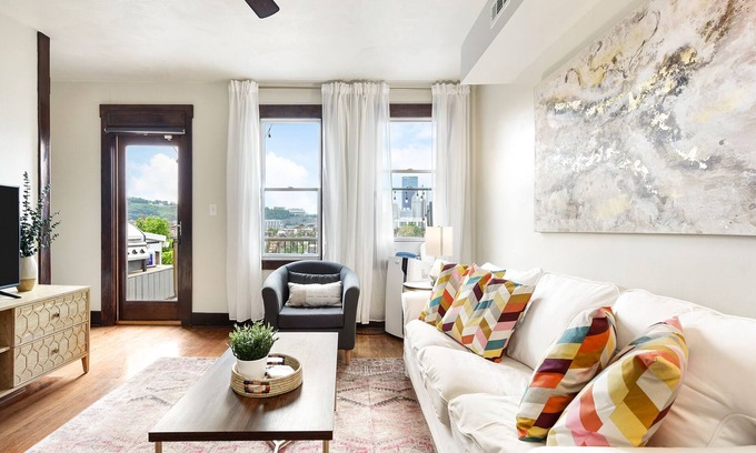 East Allegheny Casa | 2 Bedroom/ 2 Bath- 5 mins to stadiums - BEST city views - Free parking!