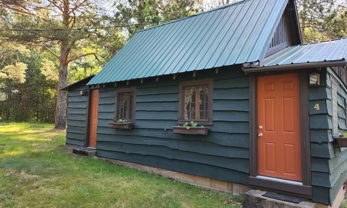 Ray Brook Cabina | Two Bedroom Cottage - Propiedad / operación familiar desde 1923