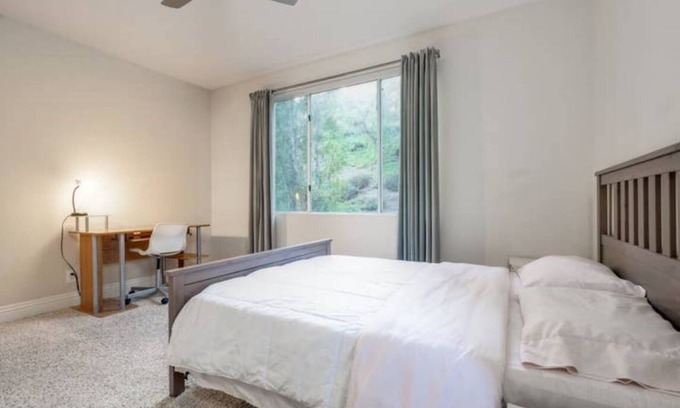 Aliso Viejo Condominio | Condominio de 2 habitaciones y 2 baños en complejo estilo complejo turístico - Solo mes a mes