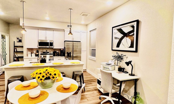 Villa Park Condominio | 2-bedroom 2-bath Luxury condo, 2 Tram stops from Empower field, 3 to Downtown!