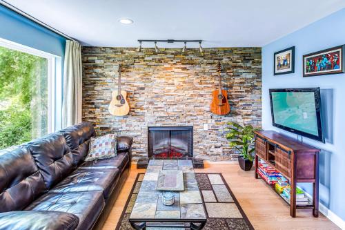 North Capitol Casa | 2 Bedroom, 2 Bath Riverfront View, WALK to Downtown