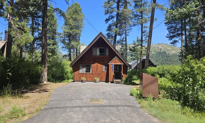 Donner Lake Woods Cabina | 3 habitaciones, 2 baños, capacidad para 10 personas, West End de Donner Lake DLR # 007